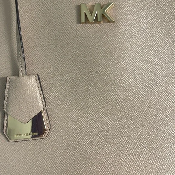 Michael Kors Tote Bag with Structured Design and Smooth Leather - Picture 3 of 14